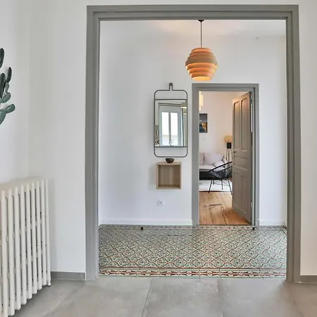 Au Pied De La Villa *